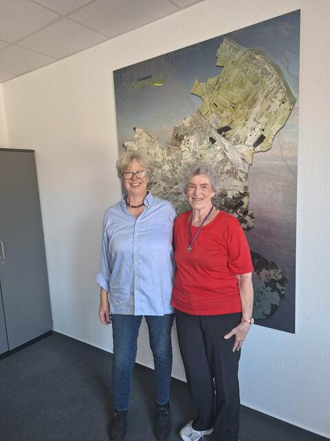 Emily Weede und Marg Liessens im Rathaus in Hittfeld | Foto: Gemeinde Seevetal