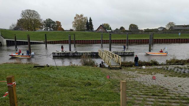 Der Ponton wird Richtung Elbe ins Fahrwasser des Ilmenau Kanals gezogen, bevor es dann in die andere Richtung durch das Sperrwerk geht | Foto: DLRG Winsen