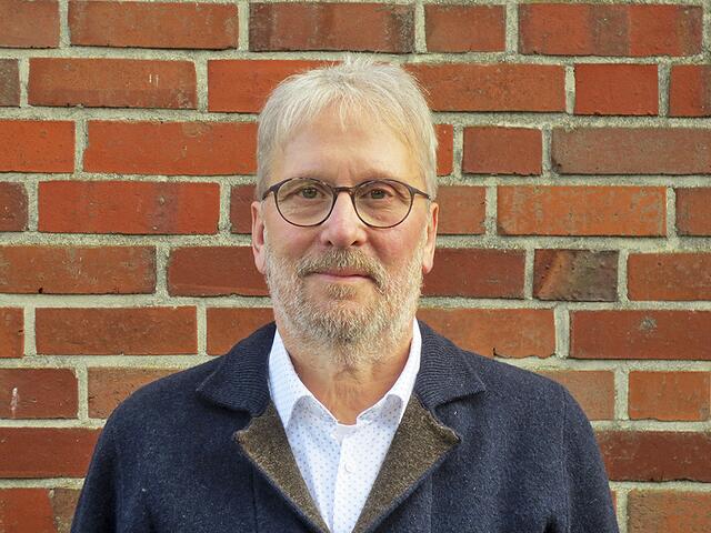 Rainer Schobeß, der im Vorstand des Instituts für niederdeutsche Sprache sitzt, hat an dem Kalender mitgeschrieben | Foto: Ilka Göbel