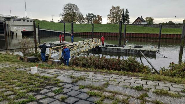 Die seitlichen Stahltrosse (Spring) sind abgebaut, nun heißt es warten und gucken wie Strömung mit dem Ponton umgeht | Foto: DLRG Winsen