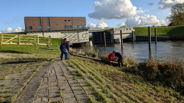 Der Ponton liegt im Winterlager, die Brücke an Land und die Restarbeiten werden angegangen | Foto: DLRG Winsen
