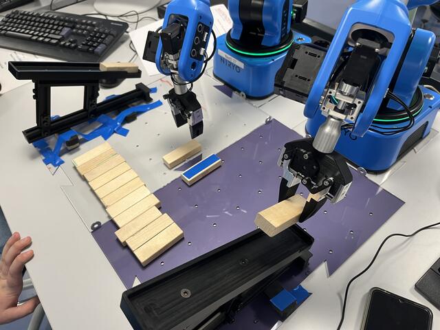 Die beiden Roboter sollen gemeinsam einen vereinfachten Jengaturm bauen. Die Schwierigkeit: sie dürfen nicht kollidieren | Foto: sra