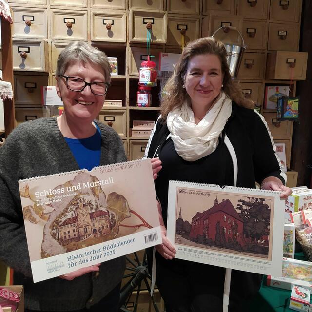 Geschäftsführerin Giesela Wiese und Museumsleiterin Ilona Johannsen mit dem druckfrischen Museumskalender | Foto: Museum im Marstall