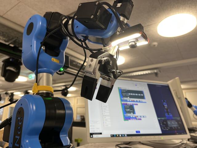 Die Kamera und LED-Beleuchtung haben die Mitarbeiter des Medienzentrums inhouse nachgerüstet | Foto: sra