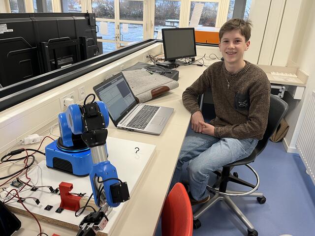 Der Hittfelder Schüler freut sich auf die Ferien. Dank des „Mentorenprojekts“ darf er einen der Roboter mit nach Hause nehmen und kann weiter an seinem Projekt arbeiten. | Foto: sra