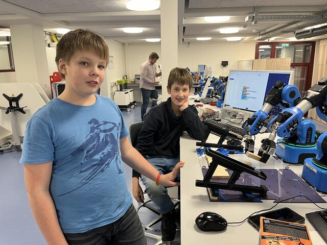 Johannes Matussek (re.) und Micha Mahns arbeiten an der Kommunikation von gleich zwei Robotern | Foto: sra