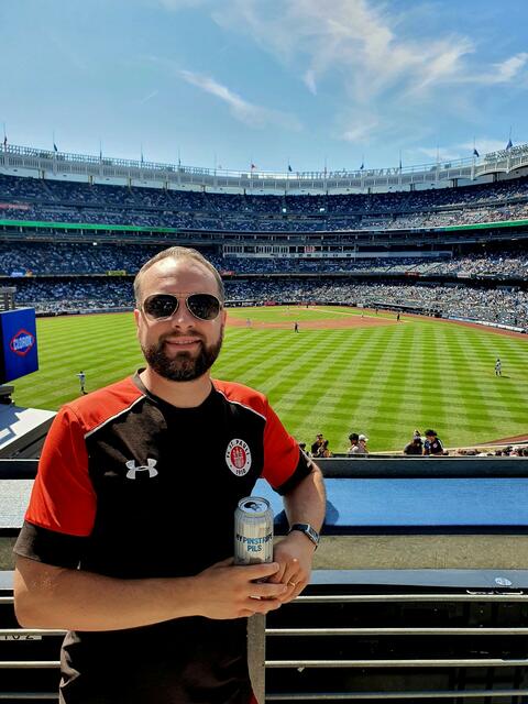 Auch US-Sport begeistert ihn: Daniel Barthold bei den New York Yankees  | Foto: Barthold