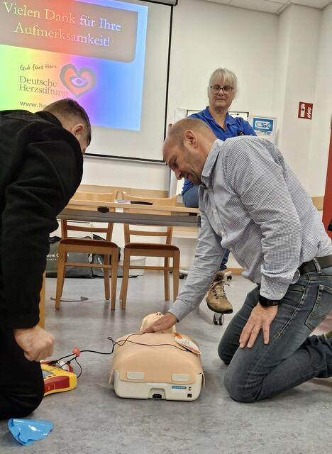 Herz-Lungen-Massage und der Einsatz eines Defibrillators wurden ausgiebig geübt | Foto: U. Vergin