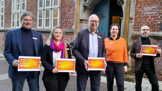 Drücken ihre Unterstützung für die Orange Days aus (v. li.): Stadtrat Carsten Brokelmann, die stellvertretende Gleichstellungsbeauftragte Marie-Caroline Bergmann, Bürgermeister Sönke Hartlef, die Gleichstellungsbeauftragte Jacqueline Jugl und Erster Stadtrat Lars Kolk | Foto: Hansestadt Stade