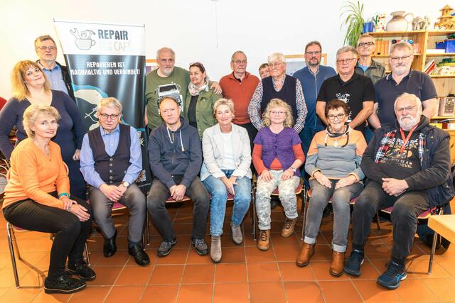 Ehrenamtliche aus den Reparaturinitiativen treffen sich in Stade-Hagen.  | Foto: Landkreis Stade / Christian C. Schmidt