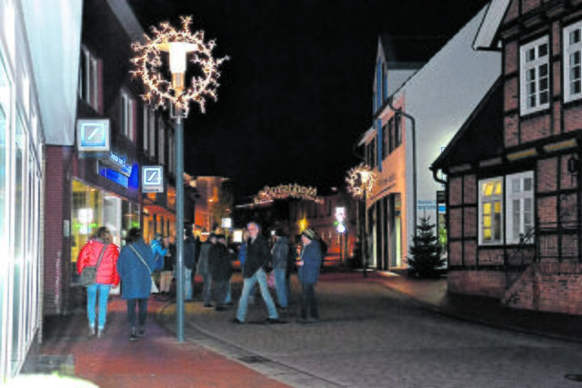 Die festliche erleuchtete Marktstraße | Foto: sc