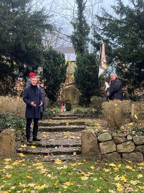 Bürgermeister Jan-Hendrik Röhse bei seiner Rede am Denkmal  | Foto: Ralf Becker