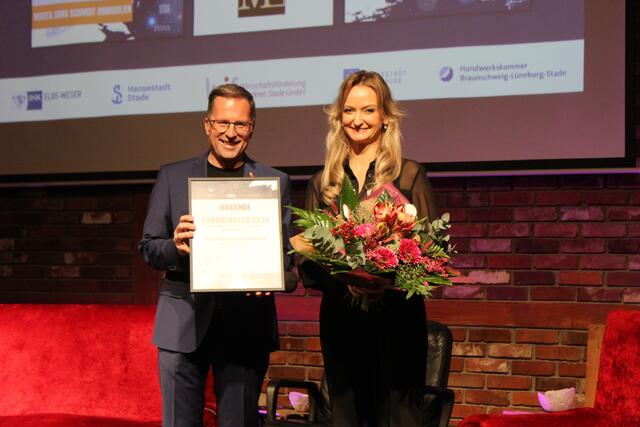 Marta Anna Schmidt und Kai Seefried mit dem Sonderpreis Markteintritt | Foto: sb
