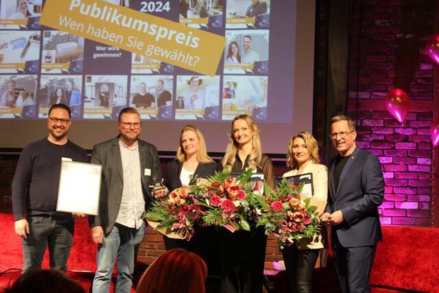 Die Preisträger (v. li.): Nils und Thilo Klintworth, Stefanie Eberhardt, Marta Anna Schmidt, Inna Findling und Landrat Kai Seefried | Foto: sb