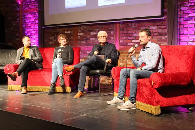 Moderator Wolfgang Stephan (2. v. re.) im Talk mit den Preisträgern 2023 (v. li.): Matthias Pape, Allison (Kevin) Schmidt und Julian Roß | Foto: sb