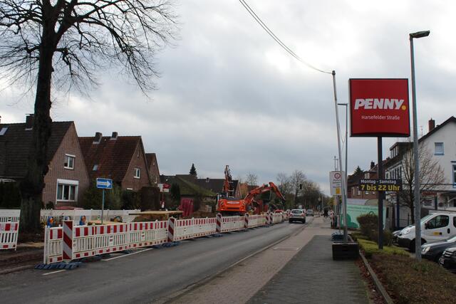Im Baustellenbereich gilt weiterhin eine Einbahnstraßenregelung. Diese Teilstrecke der Harsefelder Straße kann nur stadtauswärts befahren werden | Foto: sb