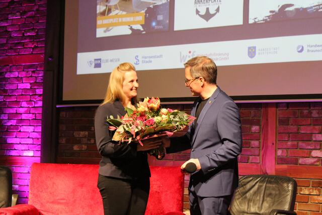 Kai Seefried gratuliert Stefanie Eberhardt zum Gründerstar | Foto: sb