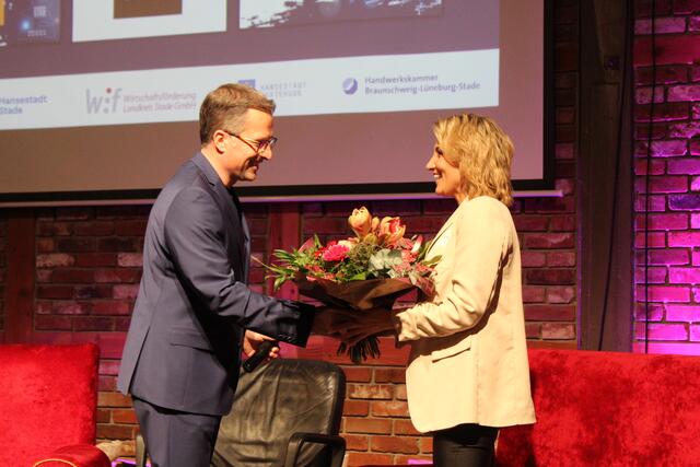 Kai Seefried gratuliert Inna Findling zum Sonderpreis Handwerkskunst | Foto: sb