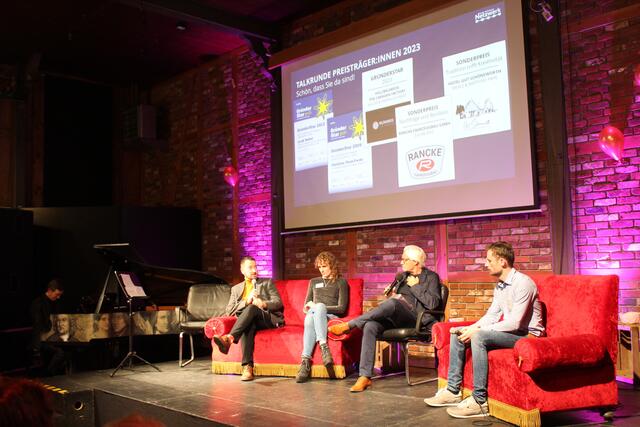 Moderator Wolfgang Stephan (2. v. re.) im Talk mit den Preisträgern 2023 (v. li.): Matthias Pape, Allison (Kevin) Schmidt und Julian Roß | Foto: sb