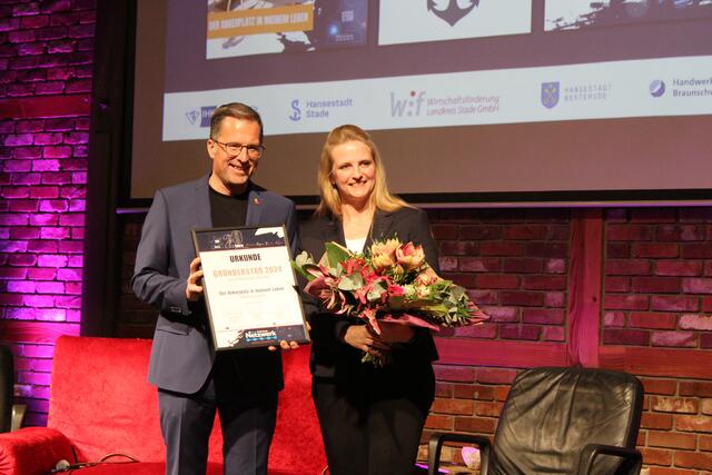 Stefanie Eberhardt und Kai Seefried mit der Urkunde | Foto: sb