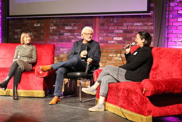 Wolfgang Stephan im Talk mit den ehemaligen Preisträgerinnen  Christine Thom-Forde (2009) und Sarah Anna Vits (2020) | Foto: sb