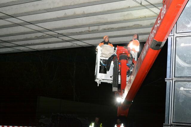 Mitarbeiter der Firma Siemke &amp; Co. Brücken- &amp; Ingenieurbau GmbH (SBI) aus Dannenberg, die im November 2022 nachts Instandsetzungsarbeiten vornahmen | Foto: bim