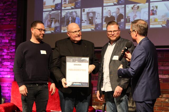 Der Publikumspreis ging an Nils (li.) und Thilo (2. v. re.) Klintworth, die den Familienbetrieb Anfang des Jahres von ihrem Vater Jörg (2. v. li.) übernommen haben (re. Landrat Kai Seefried) | Foto: sb