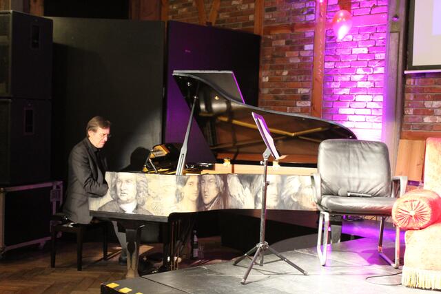 Für den musikalischen Rahmen des Abends sorgte Pianist Frederik Feindt | Foto: sb