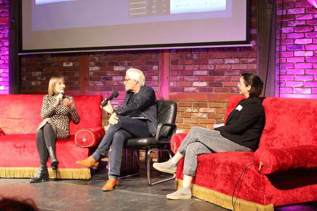 Wolfgang Stephan im Talk mit den ehemaligen Preisträgerinnen  Christine Thom-Forde (2009) und Sarah Anna Vits (2020) | Foto: sb