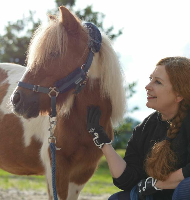 Doris Cornils bietet seit einem Jahr pferdegestütztes Coaching in ihrem Verein Pferdepower - hier mit Pony Doortje | Foto: Emilia Cornils