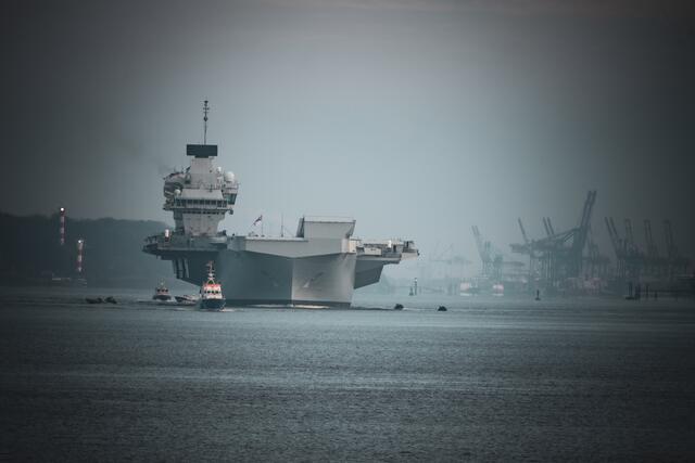 Schlepper begleiten das Kriegsschiff auf seiner Fahrt | Foto: photos__by__loco