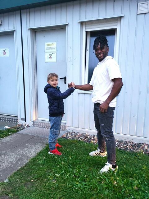 Der 10jährige Paul hilft am Tag des Ehrenamtes bei der Arbeit mit Flüchtlingen, Isaac aus Nigeria hat er schon kennengelernt  | Foto: sh