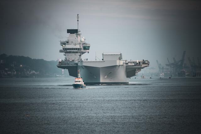 Die "HMS Queen Elizabeth" verlässt nach knapp einer Woche Hamburg | Foto: photos__by__loco