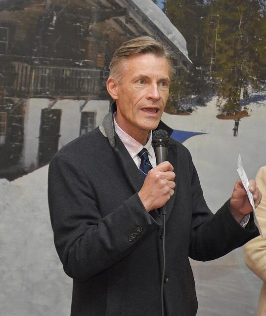 Buchholz' Bürgermeister Jan-Hendrik Röhse eröffnete den Buchholzer Weihnachtsmarkt offiziell und sang die Weihnachtslieder mit | Foto: Axel-Holger Haase
