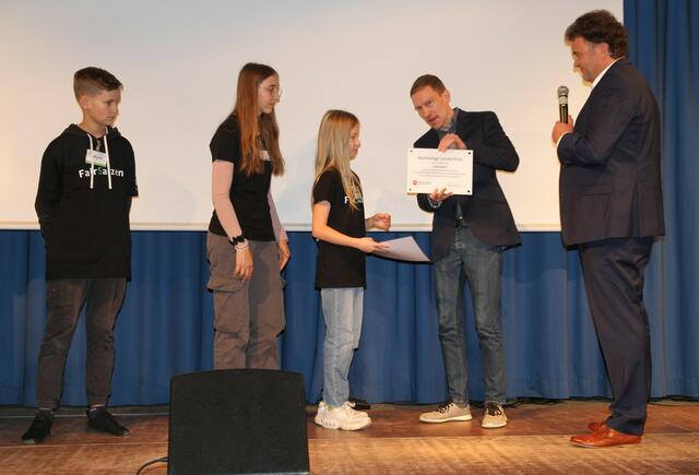 Übergabe der Zertifizierungsurkunde in Gold (v.li.): die Schülerfirma-Mitglieder Kjell Nielsen, Finja Perkun und Anouk Buchfink mit Marius Laurich und Thomas Castens vom Niedersächsichen Kultusministerium | Foto: Silke Rauscher