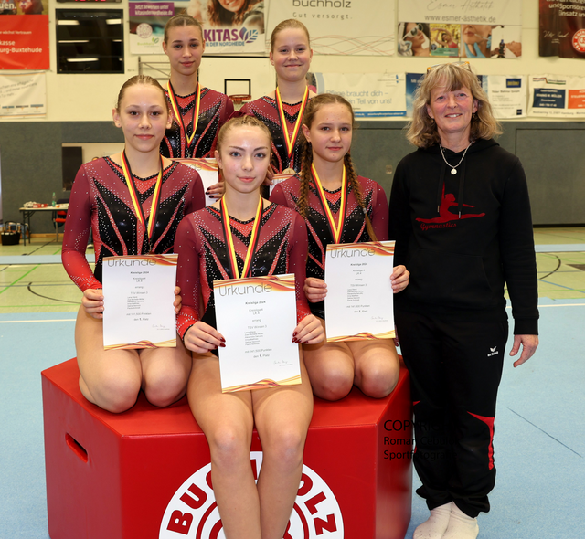 Gold ging an das Team des TSV Winsen mit (hintere Reihe v. li.): Paula Schmidt und Lena Wenk sowie (vorne v. li.): Zoe-Michelle Möller, Irma Matthies, Alexandra Saruskij und Trainerin Kerstin Döblitz | Foto: cc