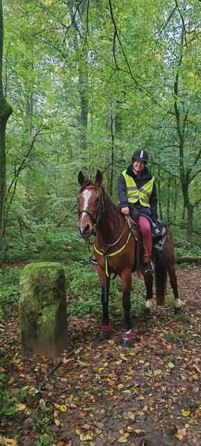 Jette und Pinou am Grenzstein zu Deutschland-Frankreich | Foto: Jette Nähr