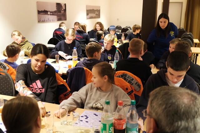 Voll konzentriert beim Bingo | Foto: Rolf Hillyer-Funke/Feuerwehren SG Oldendorf-Himmelpforten