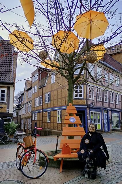 Petra Müller (Präsidentin SI-Club Stade) freut sich über die orangefarbene Installation in der großen Schmiedestraße –  bestehend aus Bank, Fahrrad und Schirmen. Ein unübersehbares Zeichen gegen Gewalt gegen Frauen | Foto: SI-Club Stade