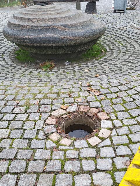 Hier hinein muss der Stamm des Baumes passen. Dieser "Weihnachtsbaumständer" ist immer neben dem Brunnen Am Sande | Foto: sh