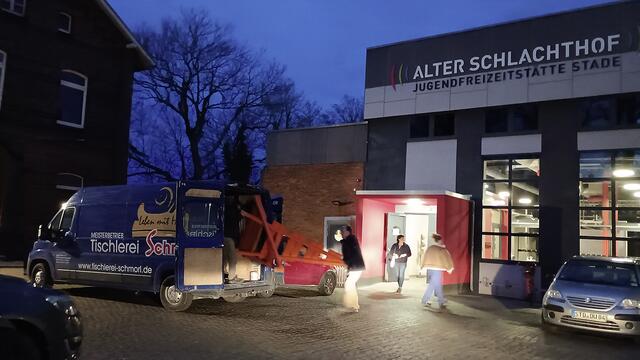 Am Montag, 25. Novembe, ging es ungewohnt früh los im Alten Schlachthof. Morgens um 7 Uhr wurde die Bank in die Innenstadt gebracht. Sie wurde nach einem Entwurf von Ingeborg Helms (SI-Club Stade) getischlert | Foto: SI-Club Stade
