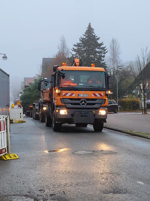 Für diesen Transport - bestehend aus vier Fahrzeugen - wurde die Absperrung der Baustelle kurz beiseite geschoben | Foto: sh