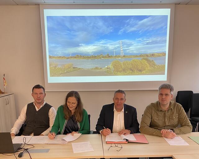 Vertragsunterzeichnung im Rathaus der Samtgemeinde Lühe (v. li.): Das Pächterehepaar Philipp und Nora Köhnken, Bürgermeister Timo Gerke, und Florian Jungclaus von der Domänenverwaltung des Landes  | Foto: SG Lühe