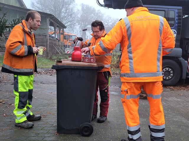Eine kurze Kaffeepause nach dem ersten Teil der Arbeit wurde von Familie Danzer "gespendet" | Foto: sh
