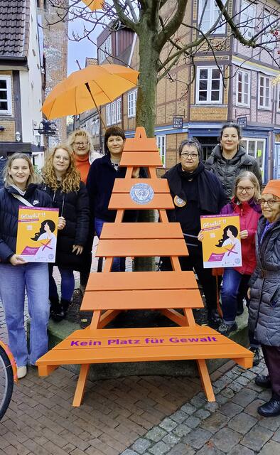 "Kein Platz für Gewalt" signalisiert diese Bank, an der die  Mädchen des "Offenen Mädchen*Treff" im Alten Schlachthof kreativ Hand angelegt haben. Sie wollen erreichen, dass die Hilfetelefon-Nummer (116 016) bekannter wird | Foto: SI-Club Stade