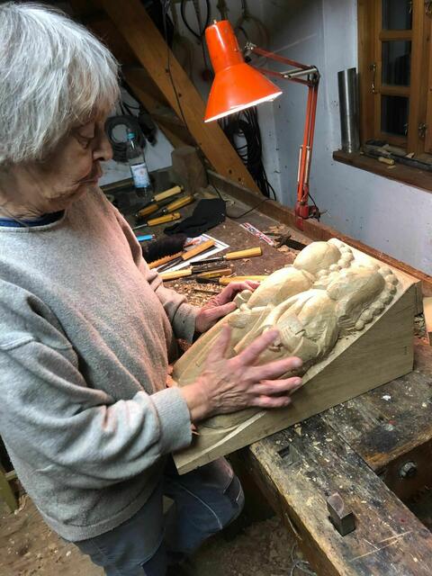 Holzbildhauerin Barbara Uebel schnitzte in ihrer Werkstatt in Hamelwördenermoor das Heiligenpaar nach  | Foto: Heimatverein 