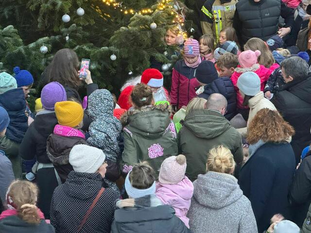 Kinder drängten sich um den Weihnachtsmann, der Tütchen mit leckerem Inhalt verteilte | Foto: FF Lüllau