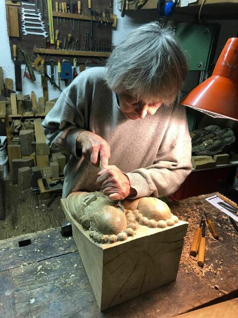 Holzbildhauerin Barbara Uebel schnitzte in ihrer Werkstatt in Hamelwördenermoor das Heiligenpaar nach  | Foto: Heimatverein 