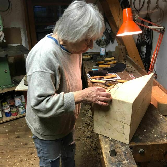 Holzbildhauerin Barbara Uebel schnitzte in ihrer Werkstatt in Hamelwördenermoor das Heiligenpaar nach  | Foto: Heimatverein 