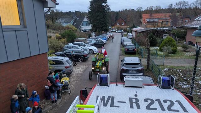 Platz für den Weihnachtsmann! Diesmal war er mit einem Trecker unterwegs war | Foto: FF Lüllau